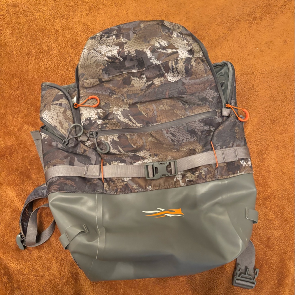 Sitka Camouflage-Pattern Men's Outdoor Backpack with Olive Base